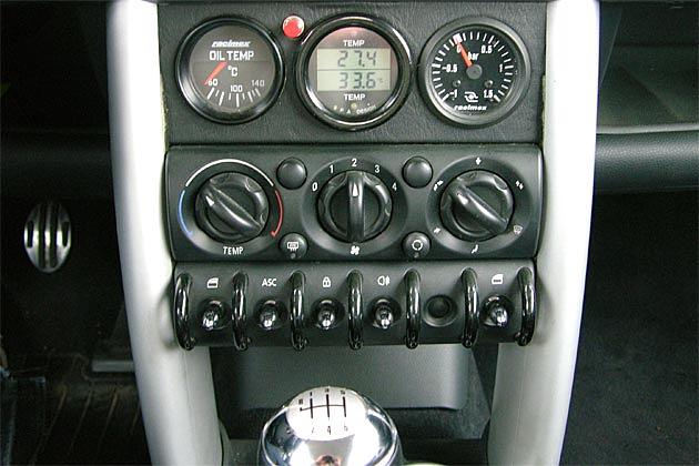 Zusatzinstrumente geben unter anderem Auskunft über Ladedruck und Öltemperatur