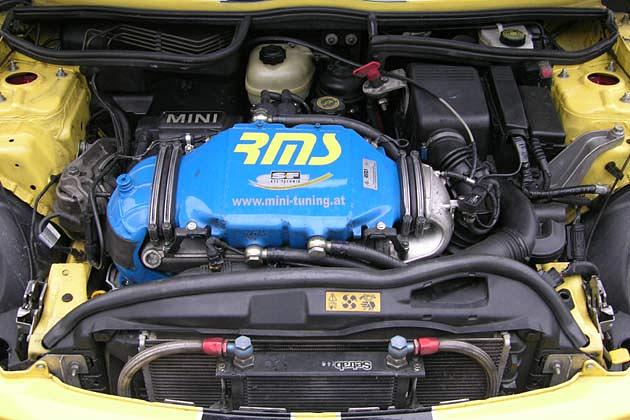 Unter der Haube kommt unter anderem ein wassergekühlter Ladeluftkühler zum Einsatz