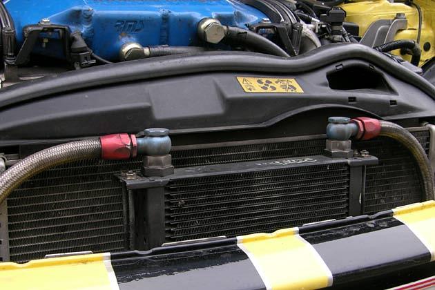 Der Zusatzkühler wird vor den Haupkühlkörper geschnallt
