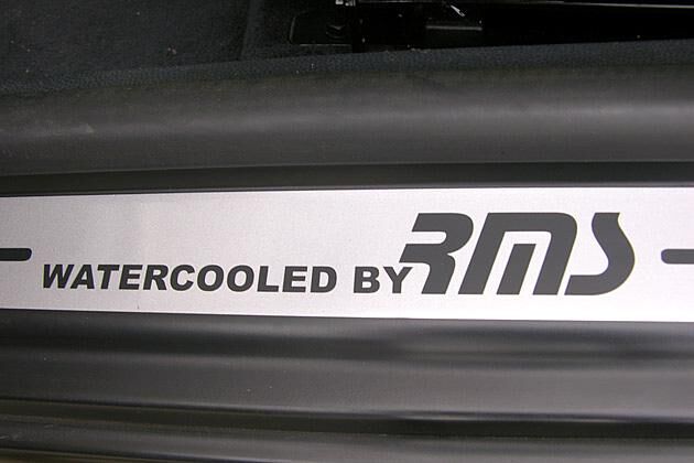 Wer die ultimative Rennsemmel besteigt, wird vom RMS-Schriftzug empfangen