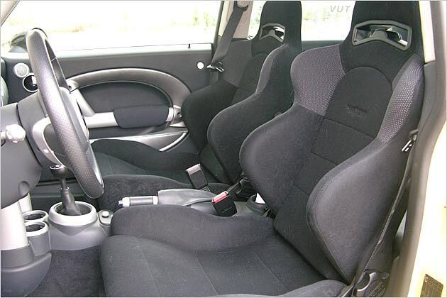 Im Inneren warten König-Sportsitze auf die hoffentlich schlanken Insassen