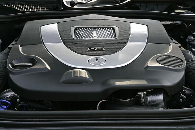 Der V8 im S 500 liefert 388 PS