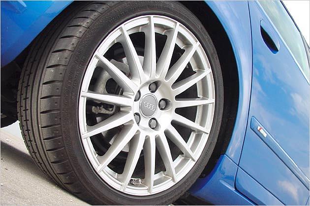 Sportschuhe mit dünnen Speichen