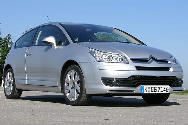 Hat Gesicht: C4 mit großem Markenlogo und den aggressiv gezeichneten Frontscheinwerfern