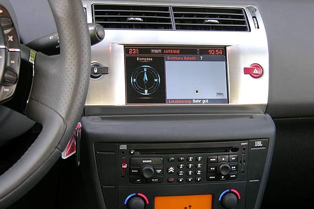 Hübsch integriert: Navigationssystem mit großem Farbdisplay