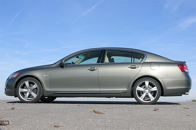 Mit coupéhafter Linie wirkt der neue Lexus elegant und sportlich zugleich