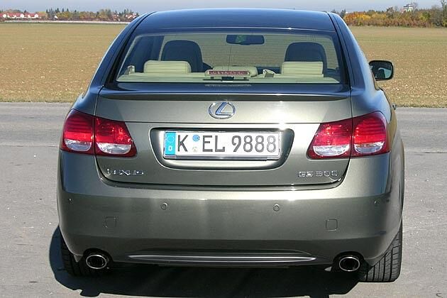 Aus der doppelflutigen Auspuffanlage kommt ein angenehmes Fauchen