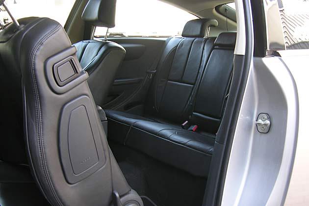 Für den Eintritt in den Fond müssen die Vordersitze nach vorne geklappt werden