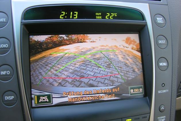 Und bunt: Die Rückfahrkamera liefert ein farbiges Bild auf das Display