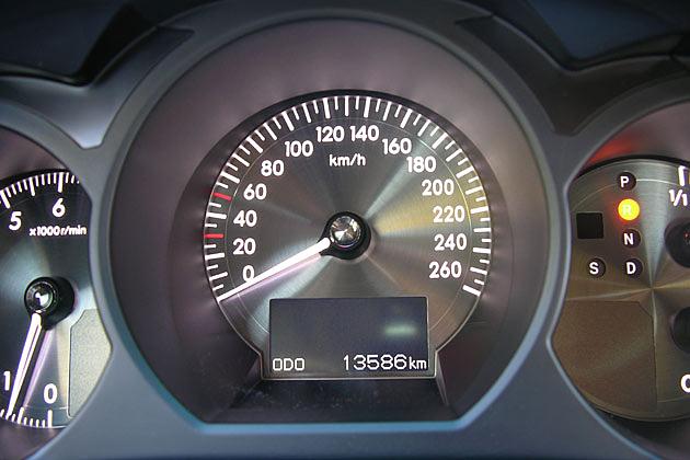 Die großen Rundinstrumente schimmern silbern und sind gut ablesbar