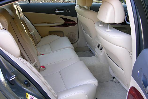 Auch in der zweiten Reihe ist es gemütlich und auf langen Reisen sehr komfortabel