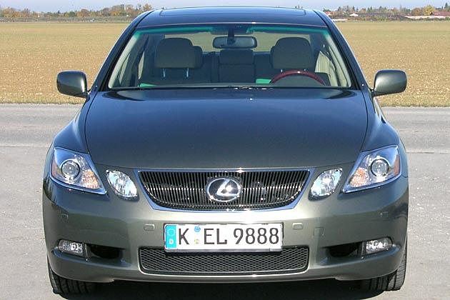 Laut Tacho bis 260 km/h: Wenn die Nadel diese Grenze erreicht, regelt die Elektronik hart ab