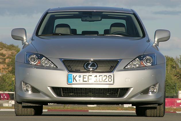 Herausfordernd und elegant: Die Front des neuen Lexus IS
