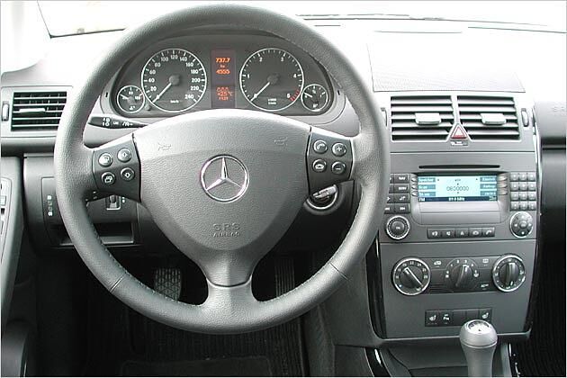 Die Instrumente mit ihren chromumrandeten Skalen sehen gut aus