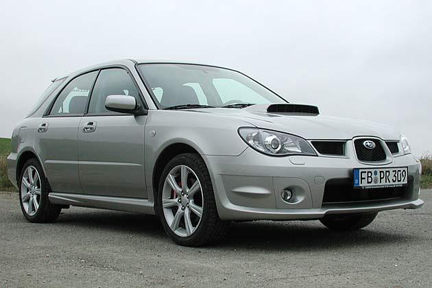 Frisches Gesicht mit dreiteiligem Kühlergrill