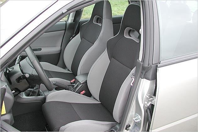 Zupackende Schalensitze mit integrierten Kopfstützen