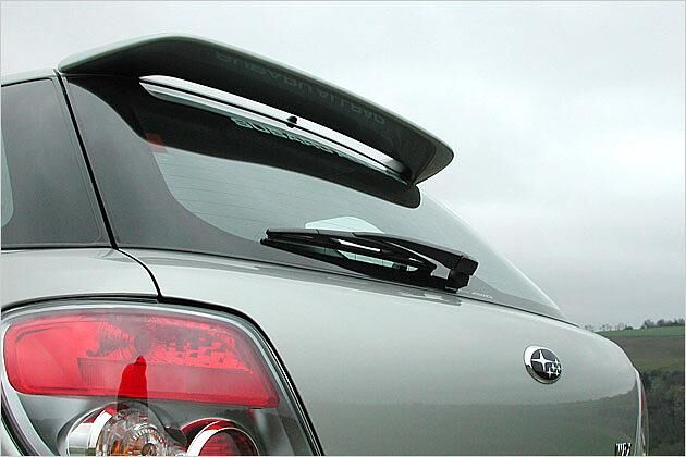 Der große Spoiler weist auf das Potenzial des Wagens hin