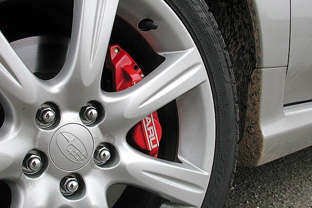 Rote Bremsbacken hinter Alufelgen