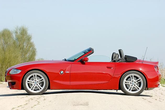 Der vordere Teil des Daches bildet den Deckel für den Verdeckkasten