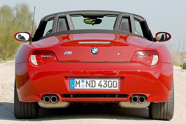 M-typisch: Hinten gibt es Doppel-Rohre und einen Diffusor