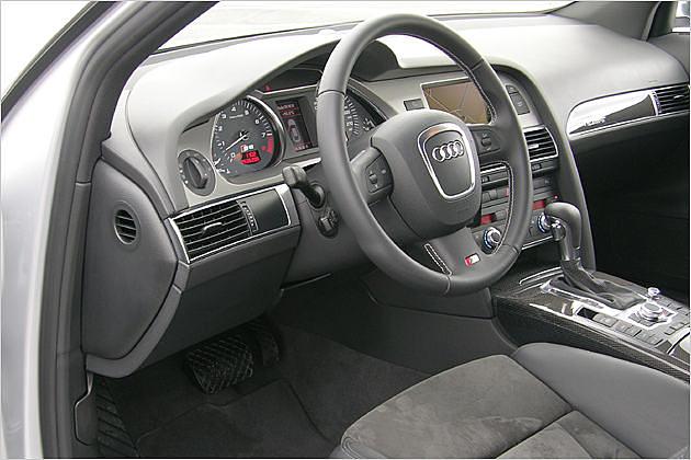 Die Sitze sind mit Leder und Alcantara bezogen