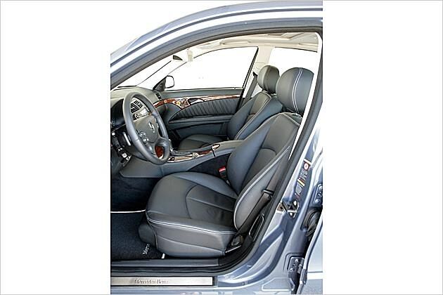 Extra-straffe Sitze mit weißem, doppelt-vernähtem Leder