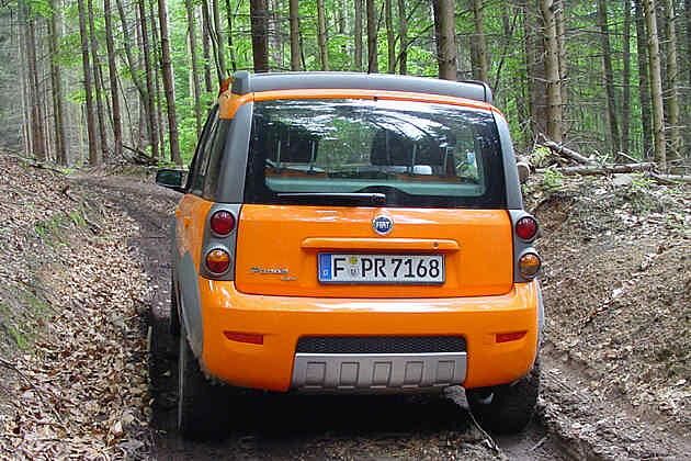 Der sichtbare Teil des Unterfahrschutzes besteht nur aus Plastik