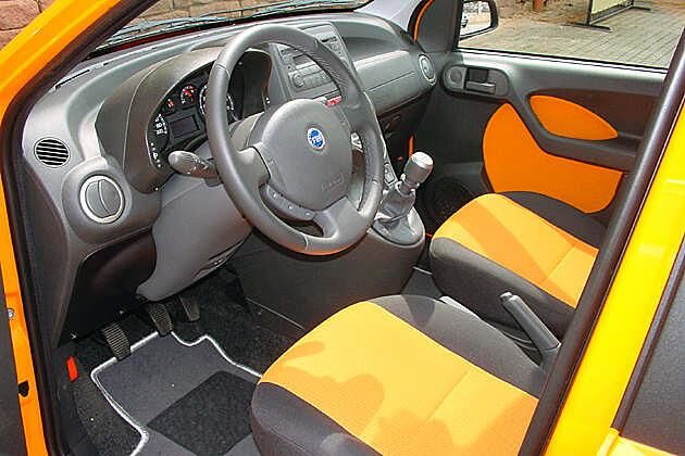 Farbenfroh: Die Stoffsitze sind in kräftigen Tönen gehalten