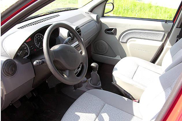 Spartanischer, aber funktioneller Innenraum im Logan