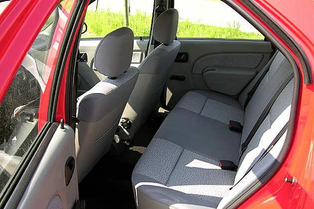 Die Passagiere im Fond haben genügend Beinfreiheit