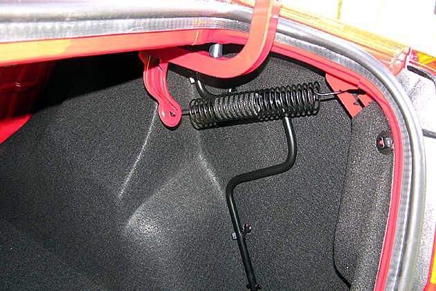 Kopf weg: Die Feder öffnet den Kofferraum sehr dynamisch