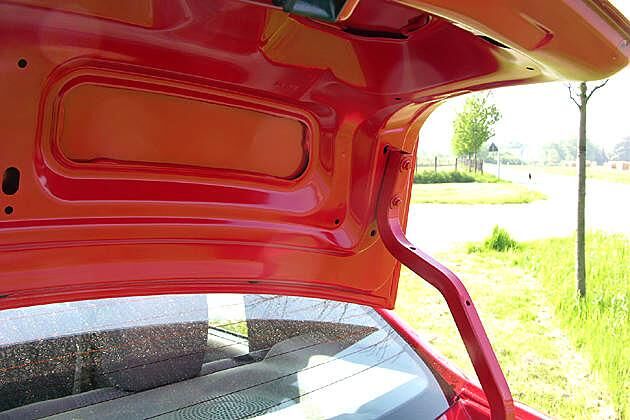 Rustikal: Deckel und Scharniere sind zusammengeschraubt