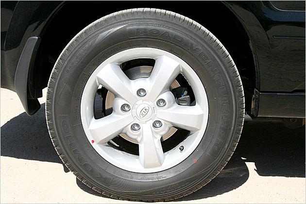 In der EX-Version sind die 17-Zoll-Leichtmetallfelgen serienmäßig