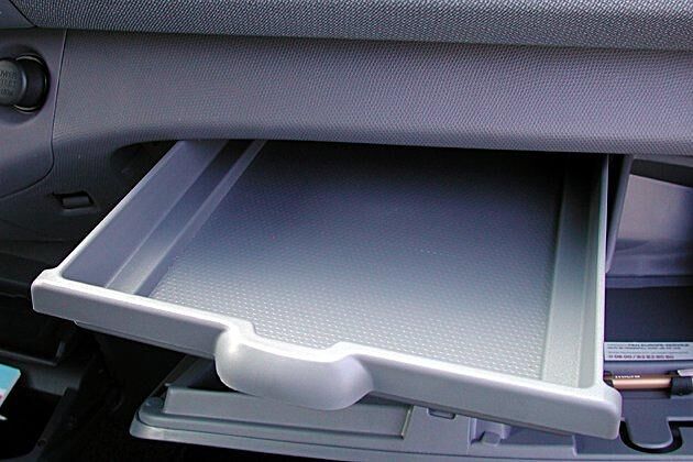 Die Schublade im Beifahrerfach eignet sich am besten zur Unterbringung des Bedienhandbuches