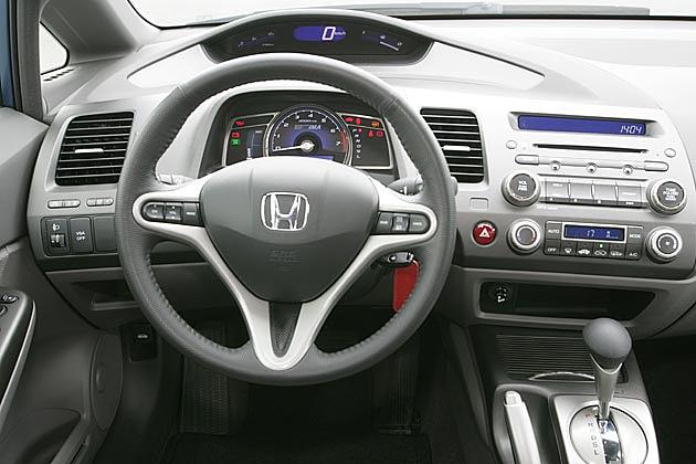 Zwei-Zonen-Cockpit: Hinterm Lenkrad ist der Drehzahlmesser. Darüber: Die digitale Tacho-Null