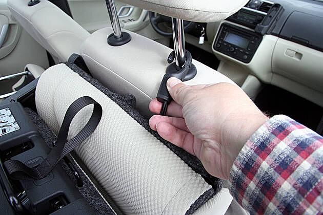 Unpraktisch: Die hochgewickelten Sitze müssen per Expander befestigt werden