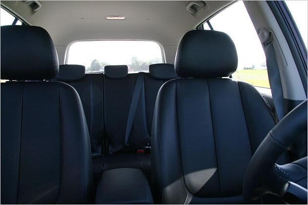 Vorne gibt es aktive Kopfstützen in Serie