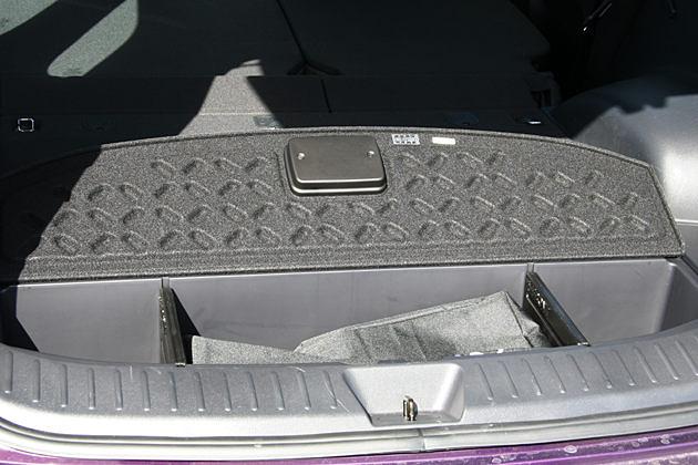 Der Kofferraumboden hält ein vorderes ...