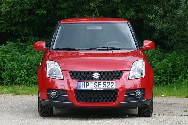 Die Spiegel des roten Flitzers sind relativ groß geraten