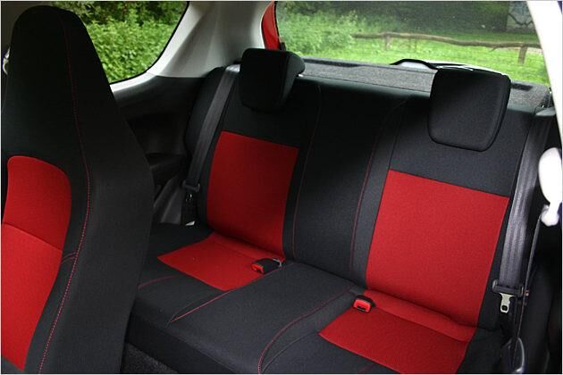 Das rot-schwarze Farbthema zieht sich durch den gesamten Innenraum