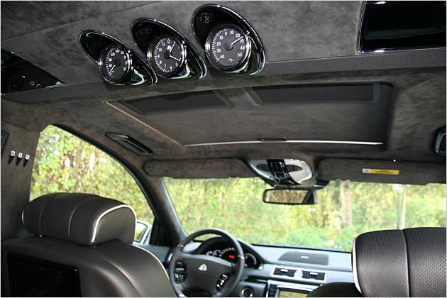 Zusatzuhren an der Decke verraten Zeit, Geschwindigkeit und Temperatur