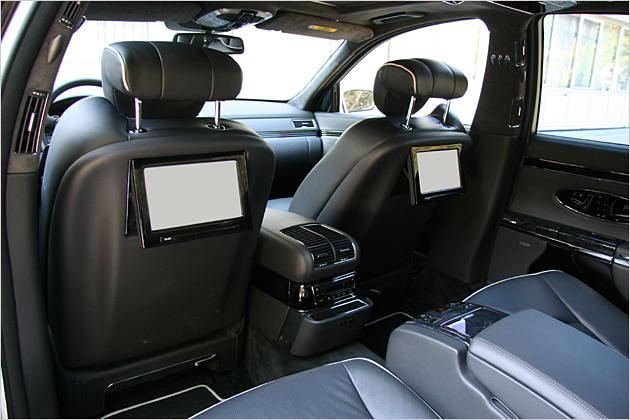 Monitore an den Sitzlehnen für DVD oder TV