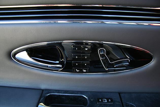 Die Sitzverstellungs-Knöpfe sind in Griffhöhe zu finden