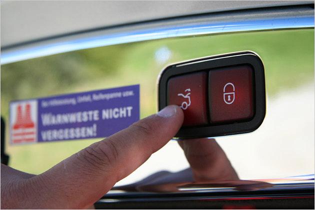 Der Kofferraumdeckel schließt auf Knopfdruck