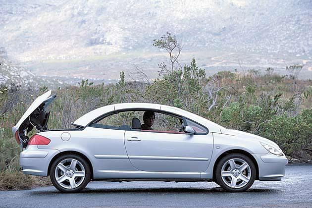 Klappt einwandfrei: Verdeckmechanismus beim 307 CC