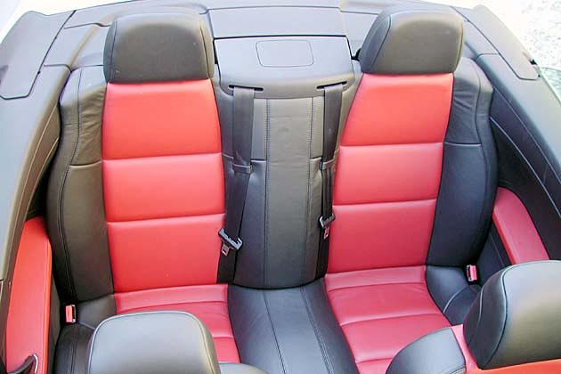 Vollwertige Sitze jedoch etwas beengte Platzverhältnisse