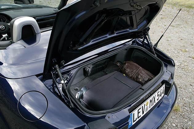 Kleines Reisegepäck lässt sich im 150-Liter-Kofferraum problemlos transportieren