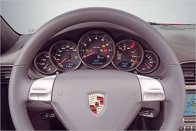 Instrumentierung mit großem Drehzahlmesser in der Mitte