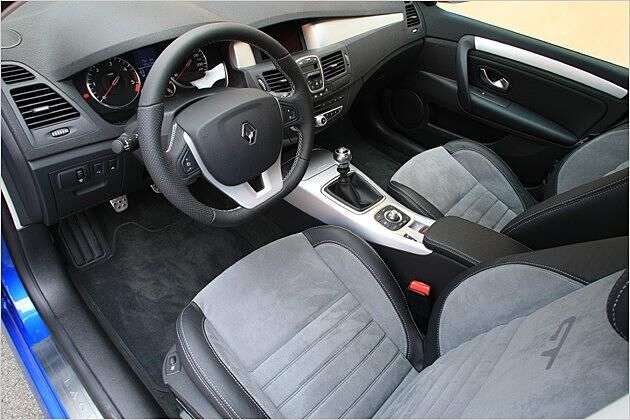 Nur im GT gibt`s die zweifarbigen Sportsitze mit Leder/Alcantara-Bezug