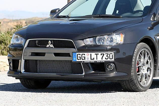 Mal anders: Der Lancer Evolution trägt sein Nummernschild weit seitlich